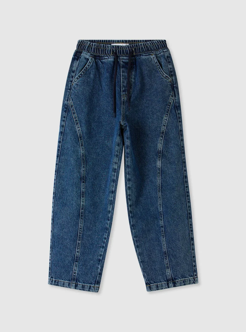 Jeans jogger barrel con coulisse