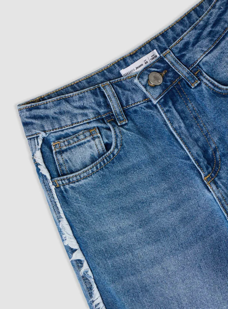 Jeans maxi con dettagli sfrangiati laterali