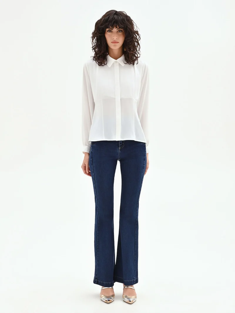 Camicia panna in raso con silhouette sagomata
