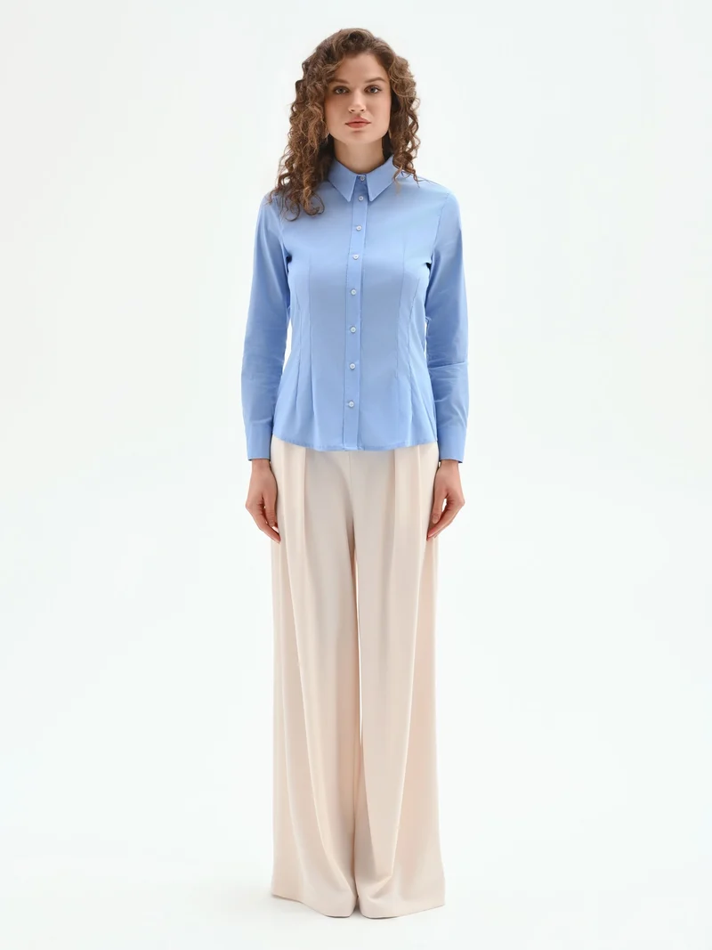 Camicia cielo azzurro dal taglio sciancrato