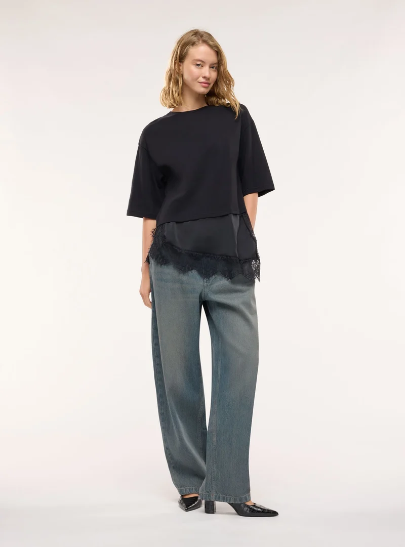 T-shirt con fondo asimmetrico e inserti in pizzo
