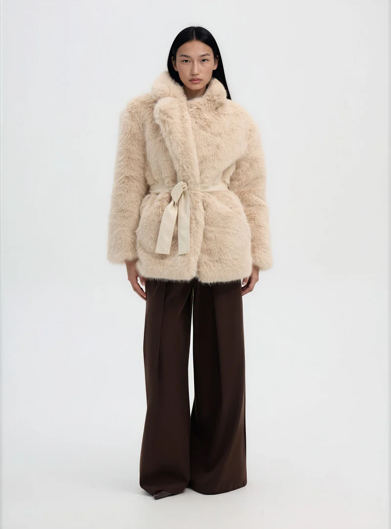 Cappotto corto con cintura e collo effetto pelo lungo