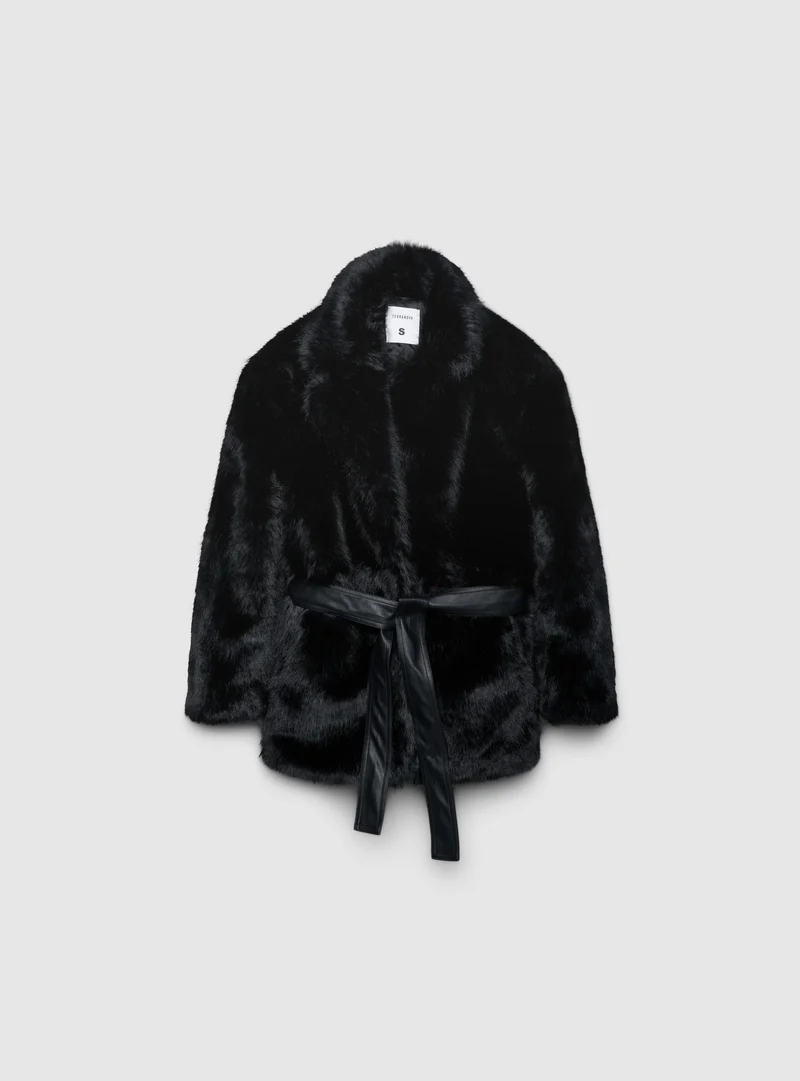 Cappotto corto con cintura e collo effetto pelo lungo