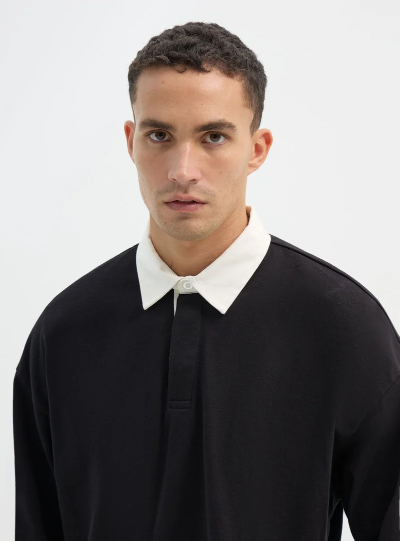 T-shirt a maniche lunghe stile polo con collo a contrasto