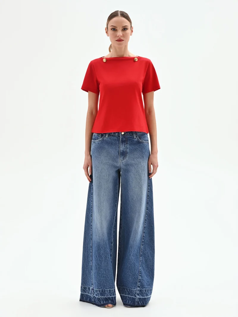 T-shirt rossa con dettagli oro