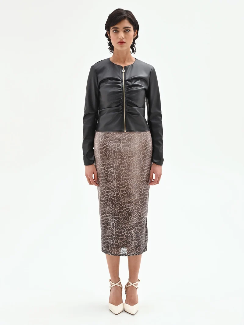 Giacca similpelle nera con zip e arricciature