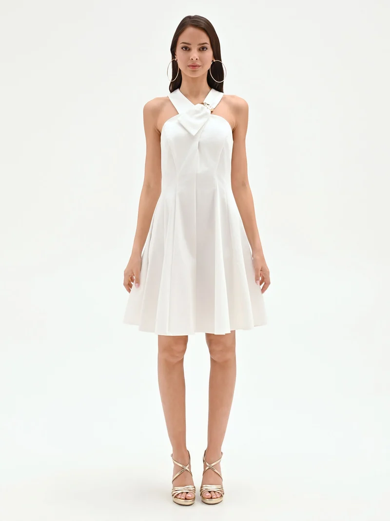 Abito corto bianco con scollo all'americana