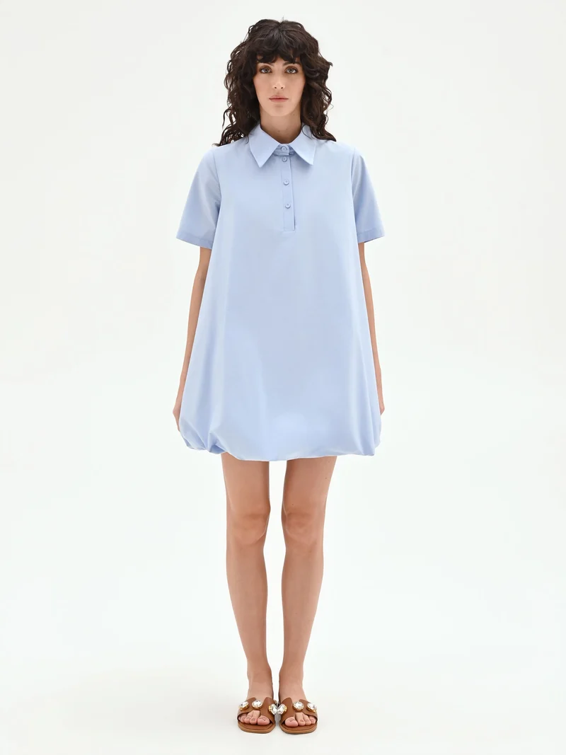 Abito camicia azzurro con orlo a palloncino