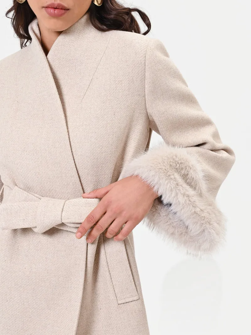 Cappotto corto beige con polsini effetto pelliccia