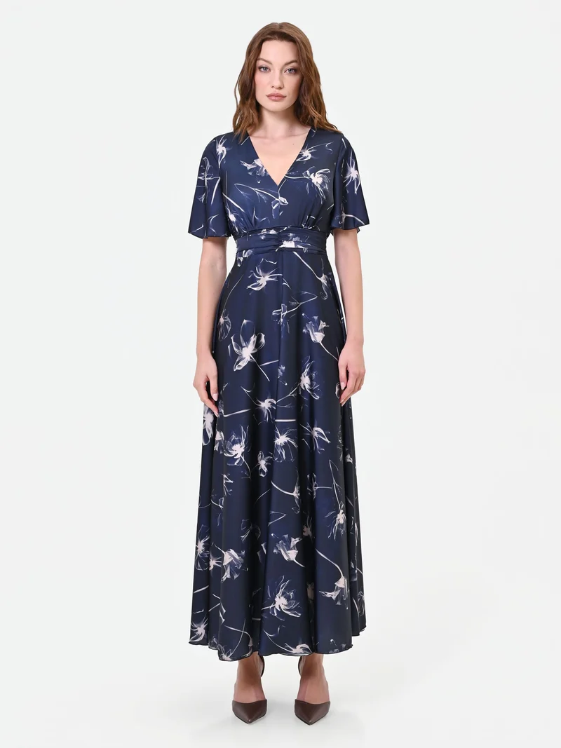 Abito lungo blu navy in raso con stampa a fiori