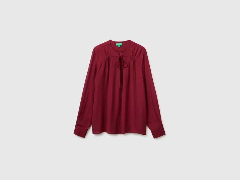 Blusa fluida con laccetto