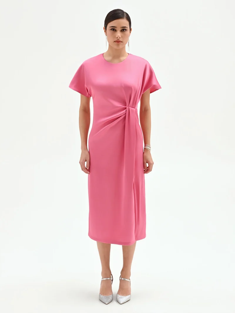 Abito midi rosa con nodo laterale