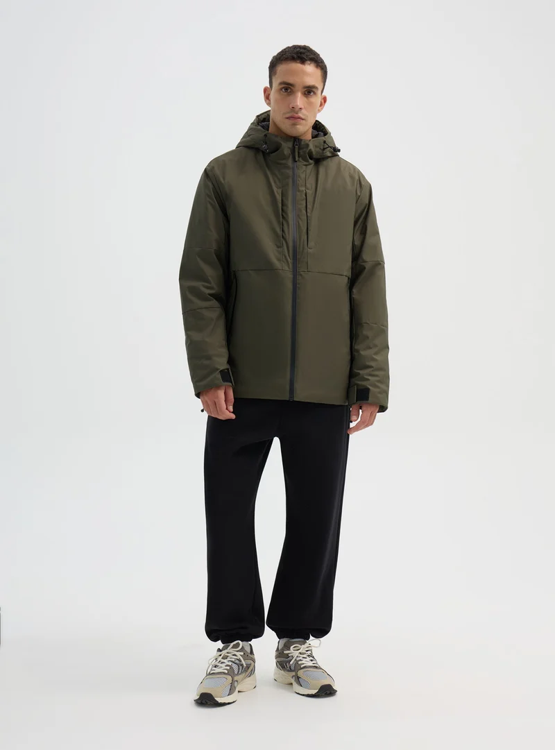 Giacca tecnica con cappuccio e zip