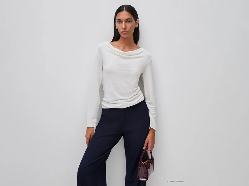 Maglietta con drappeggio sullo scollo