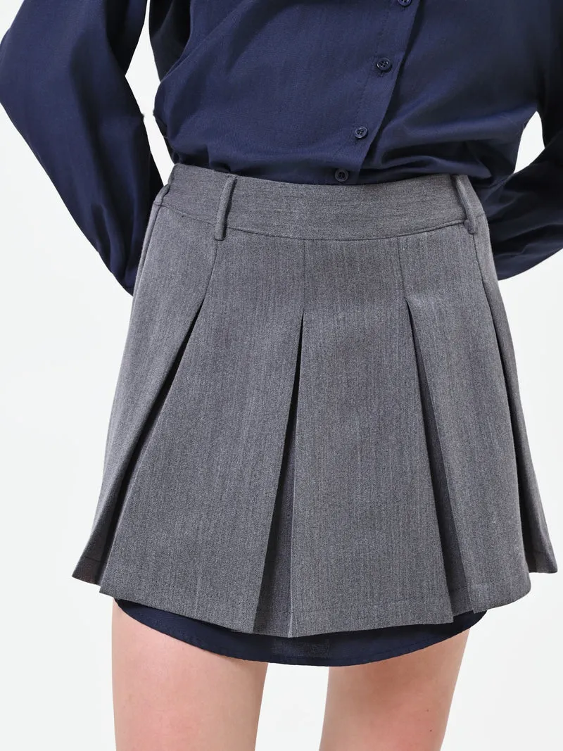 Abito grigio con camicia a contrasto