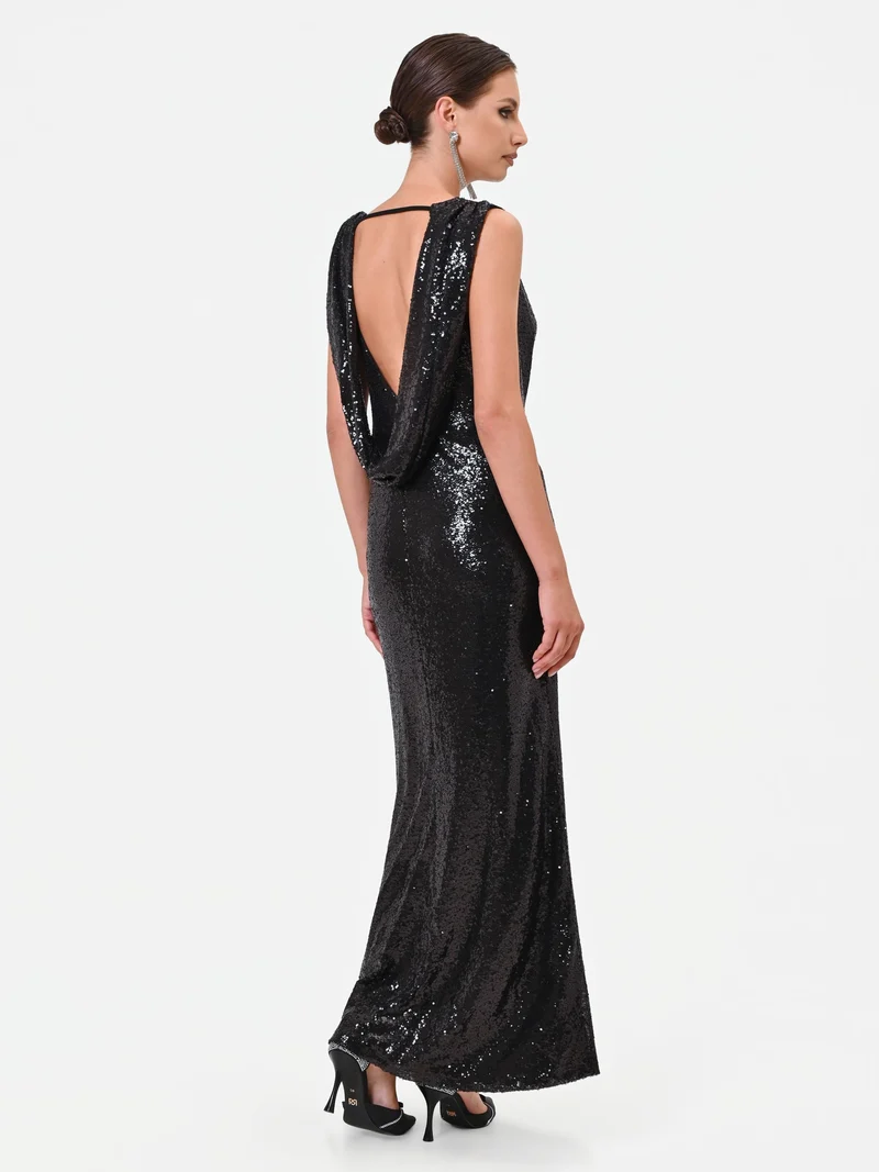 Abito lungo nero in paillettes con scollo posteriore drappeggiato