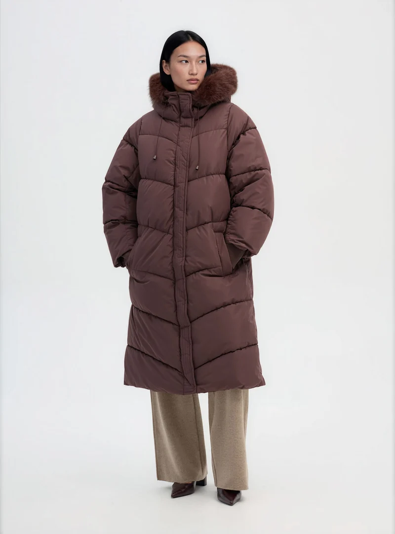 Cappotto imbottito lungo con cappuccio e bordo in effetto pelo