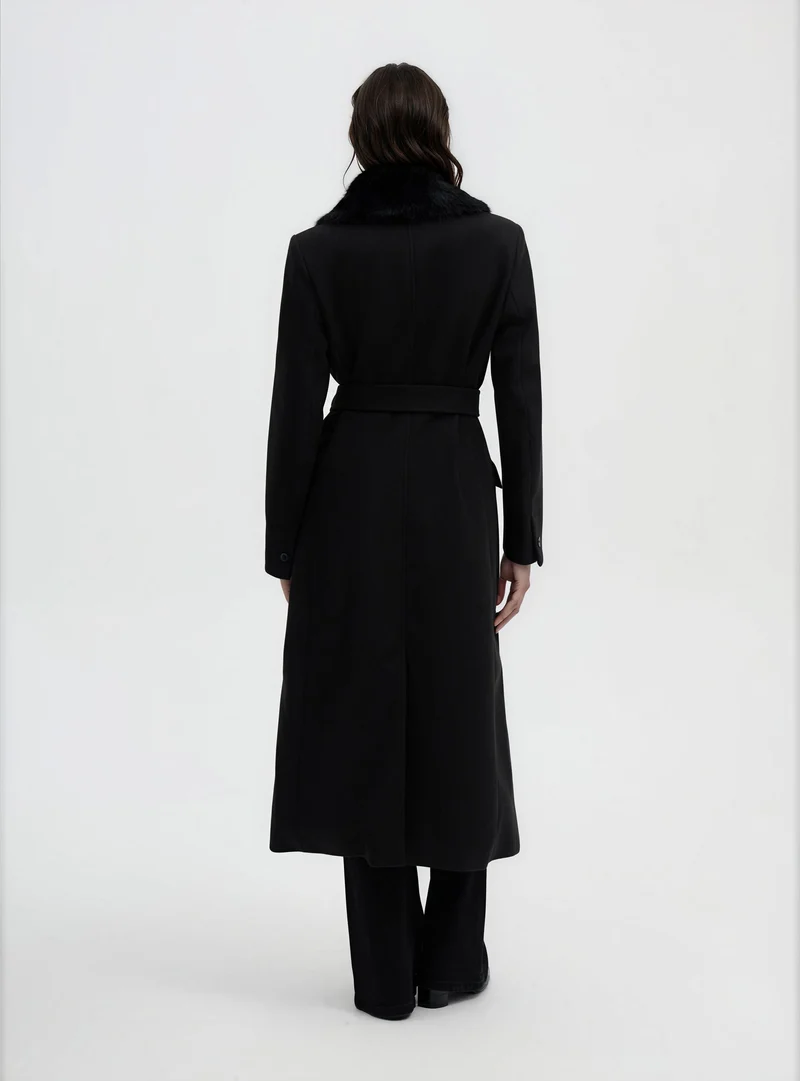 Cappotto lungo con cintura e collo in pelo sintetico