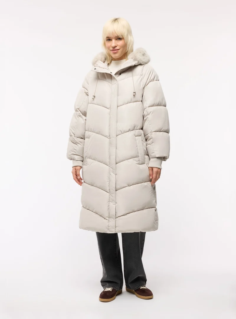Cappotto imbottito lungo con cappuccio e bordo in effetto pelo