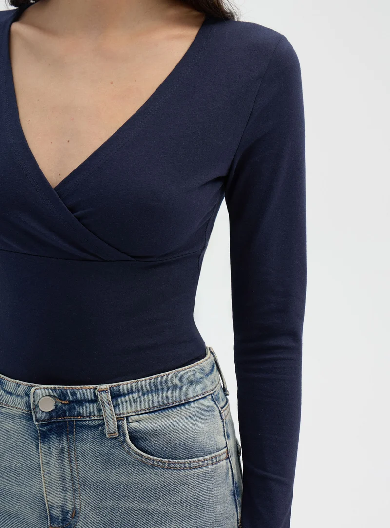 T-shirt a maniche lunghe con scollo incrociato