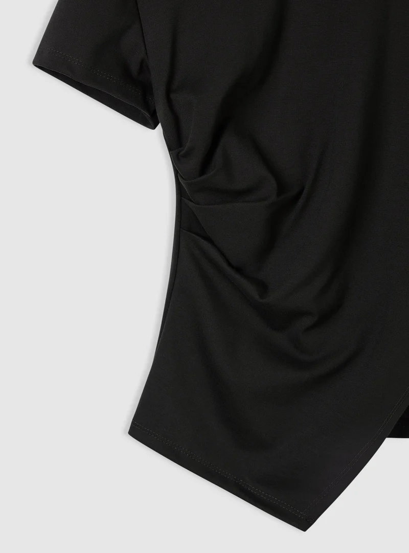 T-shirt con drappeggio asimmetrico