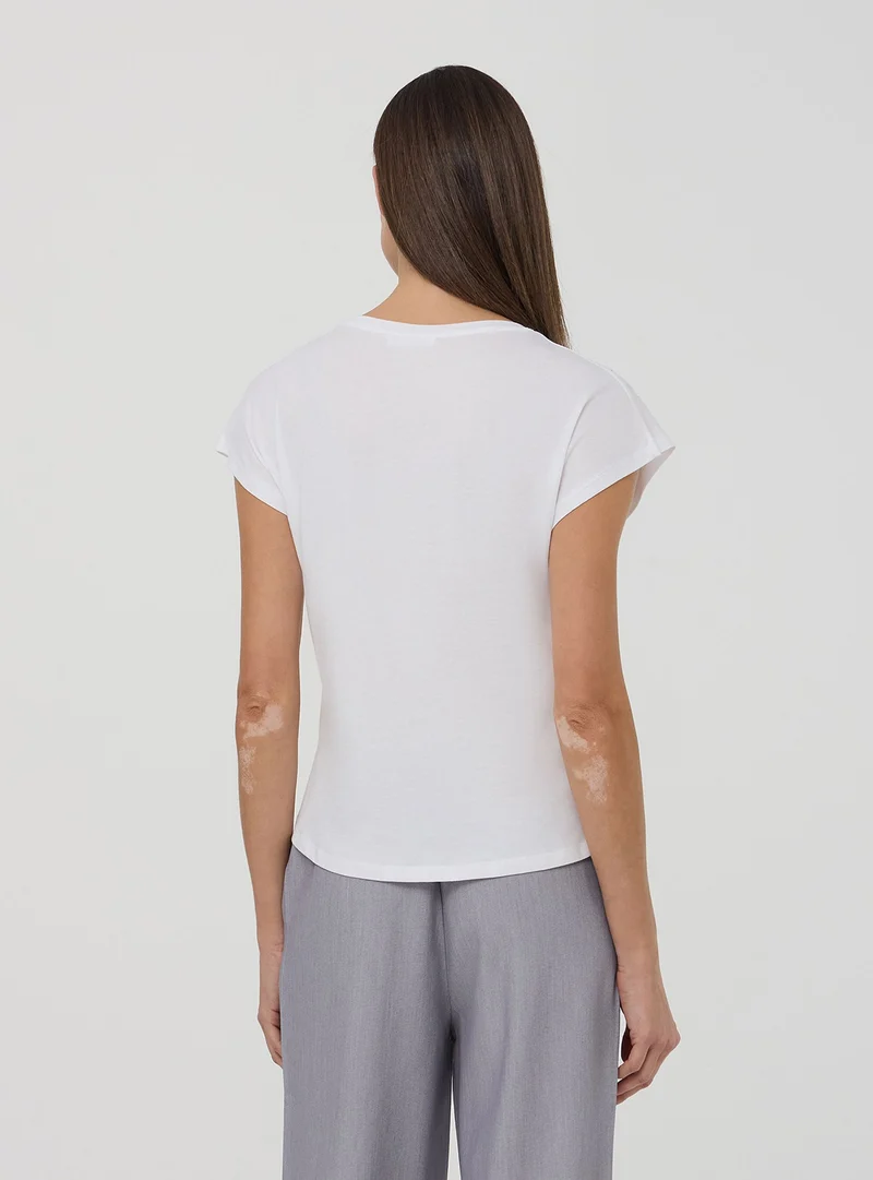 T-shirt ampia con strass e scritta