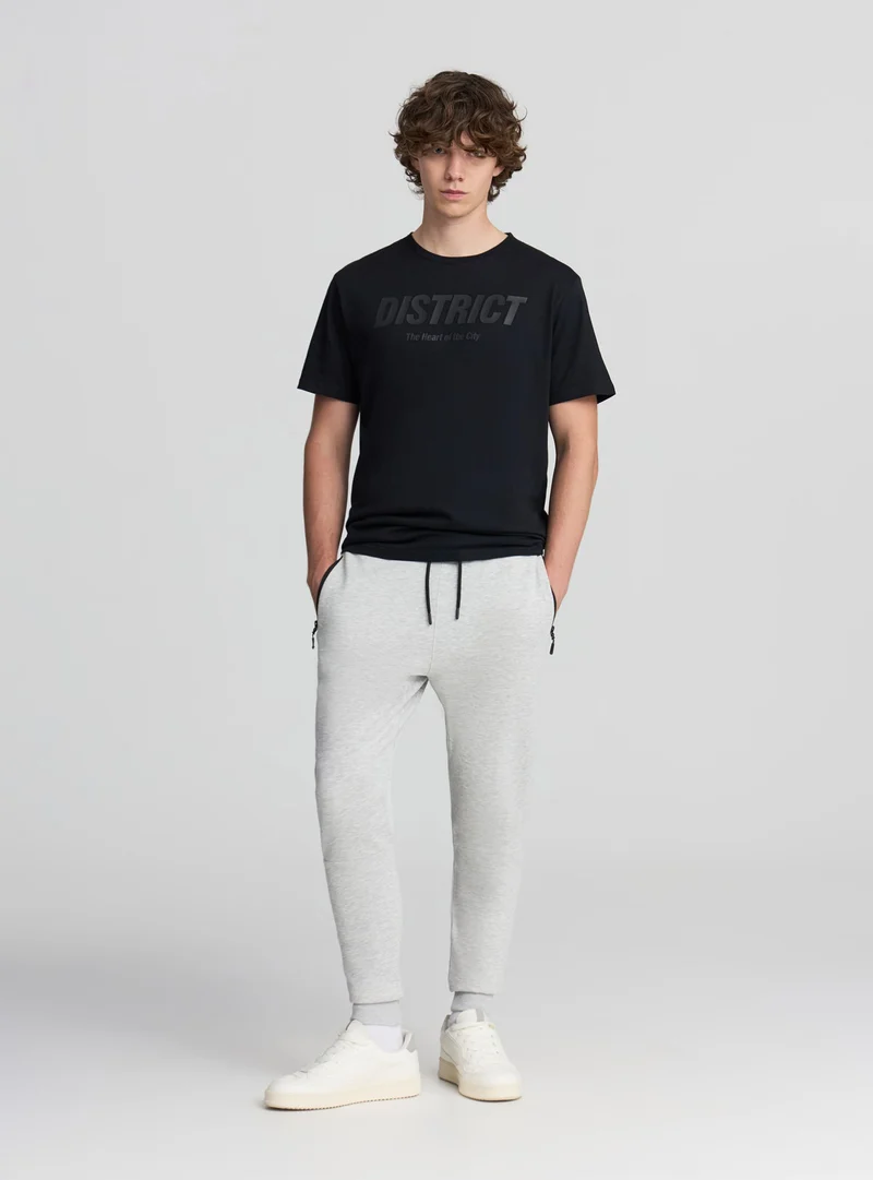 Pantaloni tecnici con tasche con zip