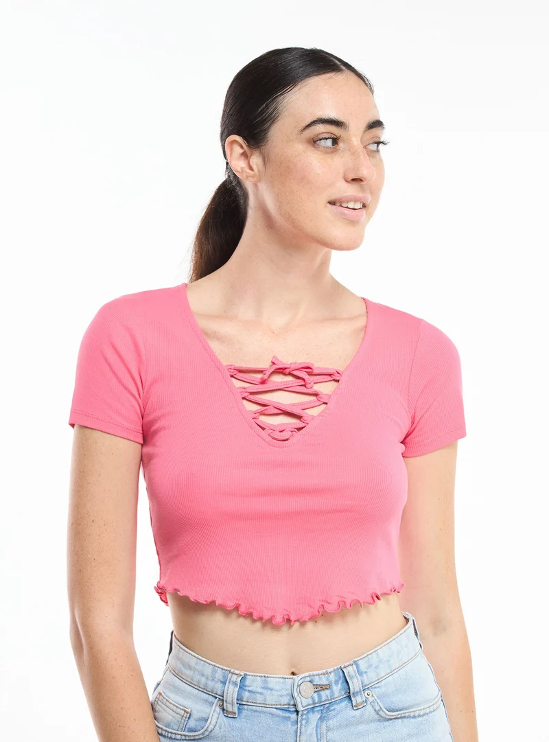 T-shirt crop a costine con scollo a V e lacci