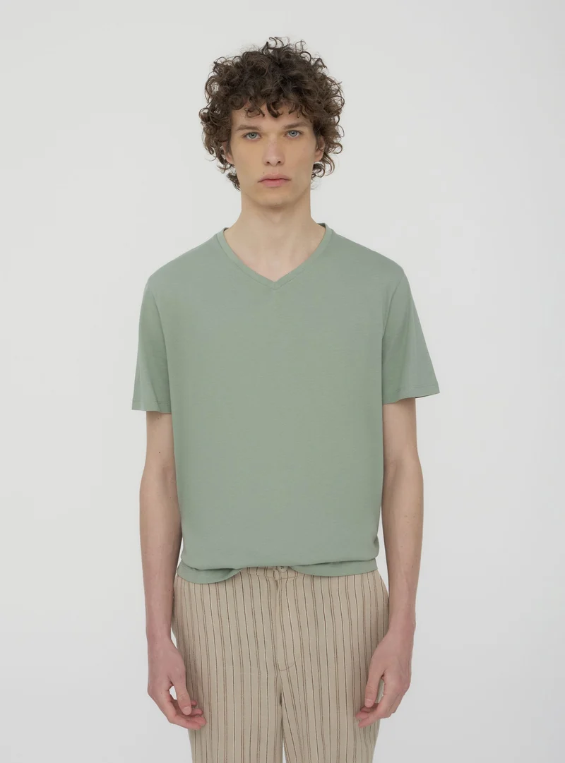 T-shirt basic con scollo a v