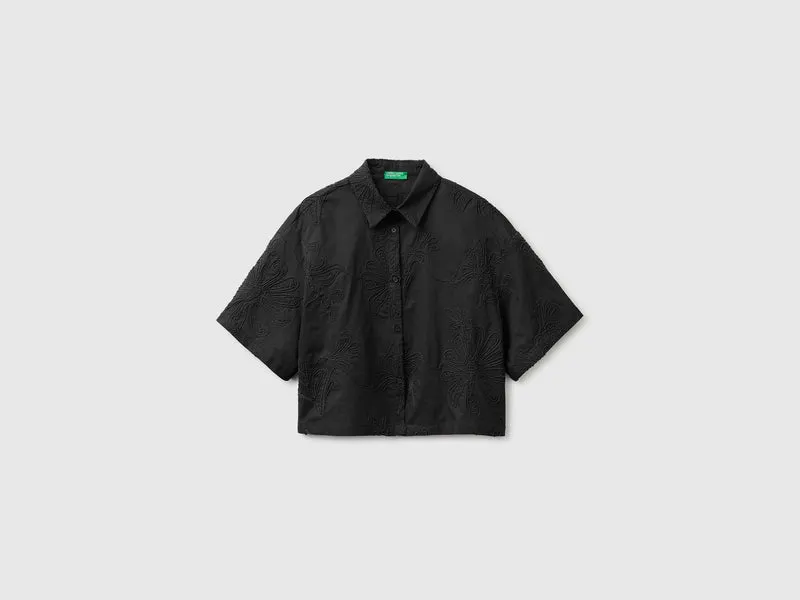 Camicia cropped con ricami floreali