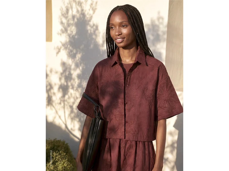 Camicia cropped con ricami floreali