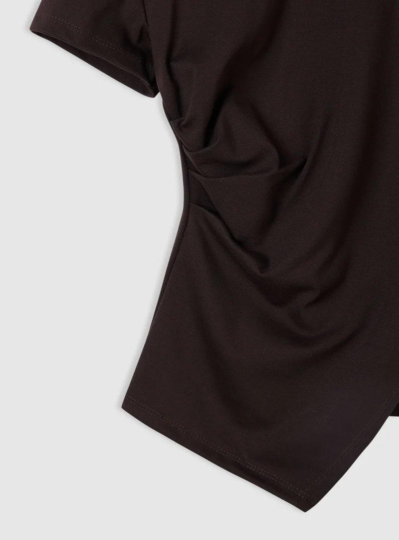 T-shirt con drappeggio asimmetrico