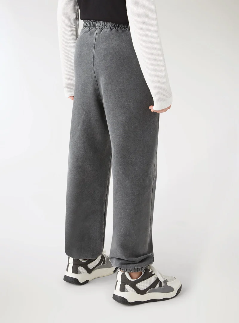 Pantaloni tuta jogger con strappi