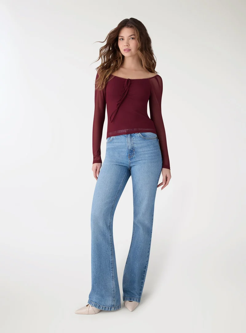 T-shirt con scollo quadrato e laccetti in tulle
