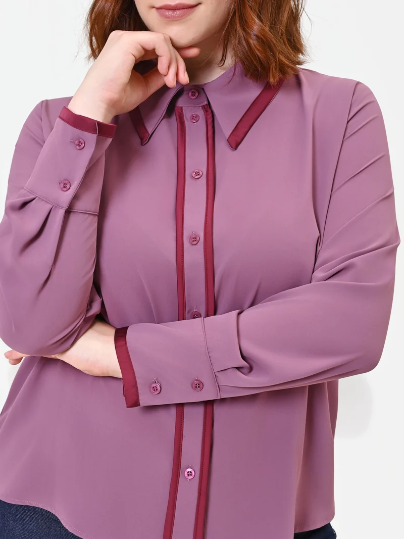 Camicia Curvy in raso rosa antico con profili a contrasto