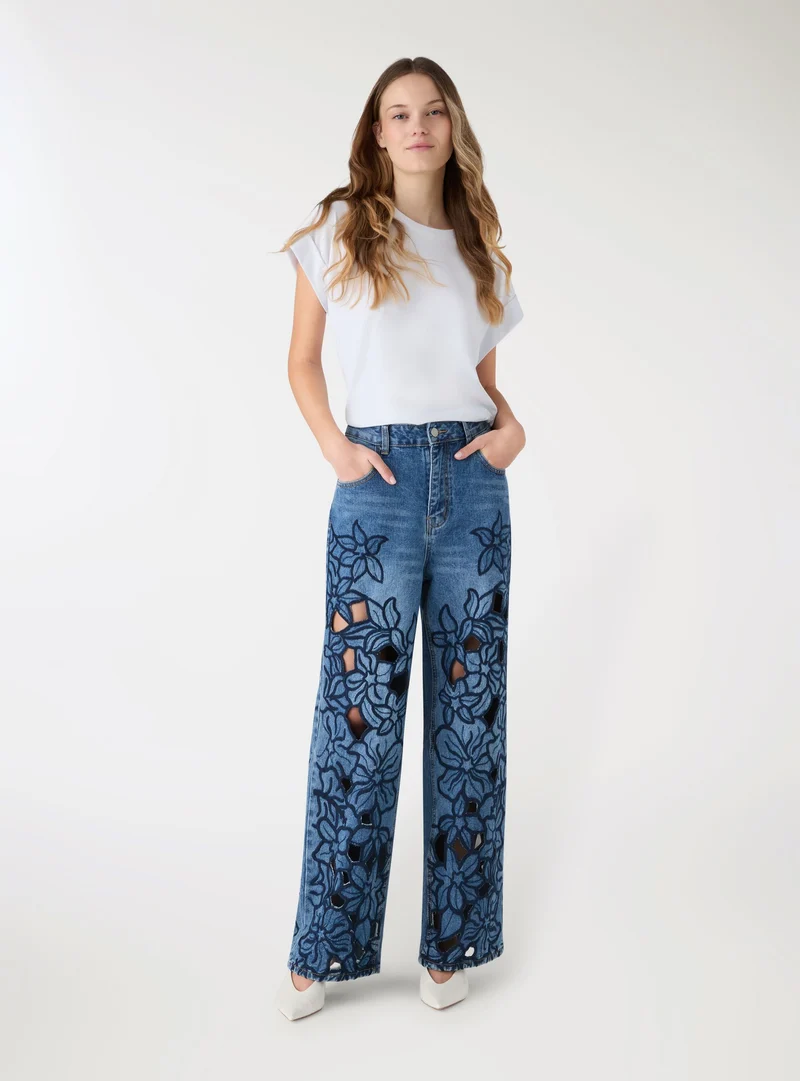 Jeans wide leg con ricami floreali