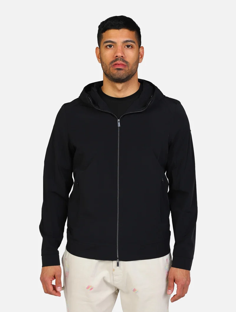art. cg-ruiz hood-ss25: giacchetto con cappuccio, antivento, stretch ad asciugatura rapida, collo alto, chiusura zip e logo patch sulla manica lunga