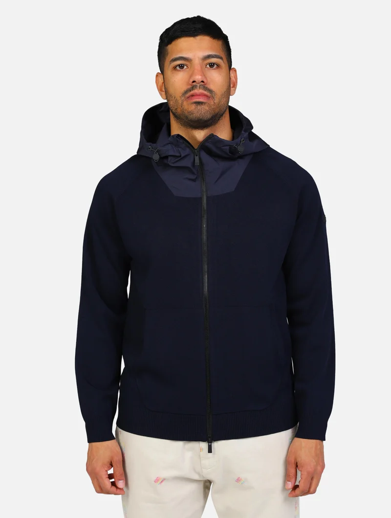 art. kn-sunny ny-ss25: giubbino in maglia con cappuccio impermeabile, completo di chiusura zip, tasche funzionali sulla parte anteriore; massima confo