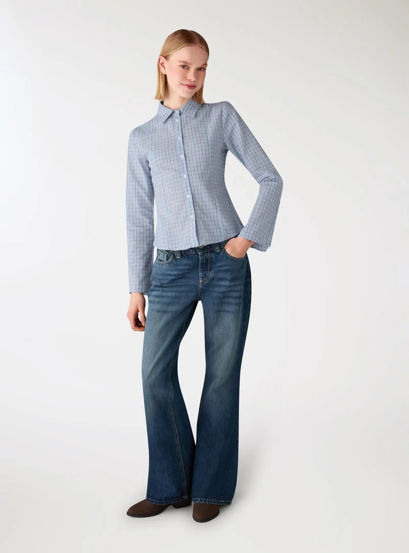 Jeans flare a vita bassa con borchie a stella
