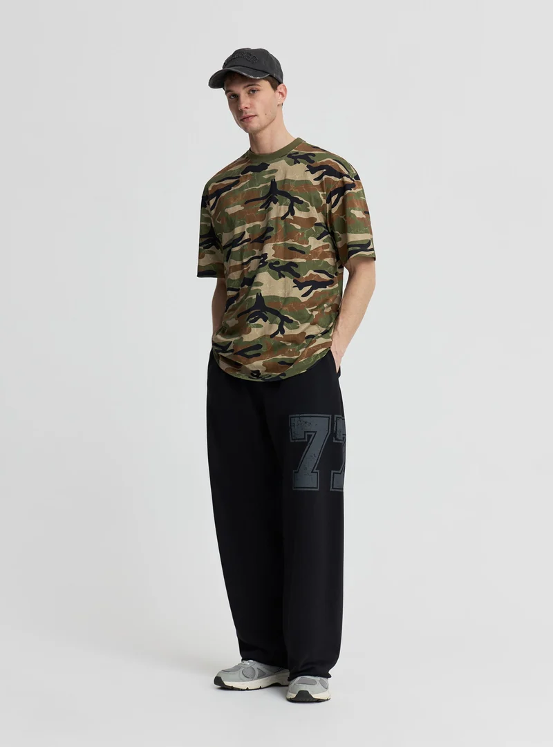 T-shirt boxy con stampa mimetica allover