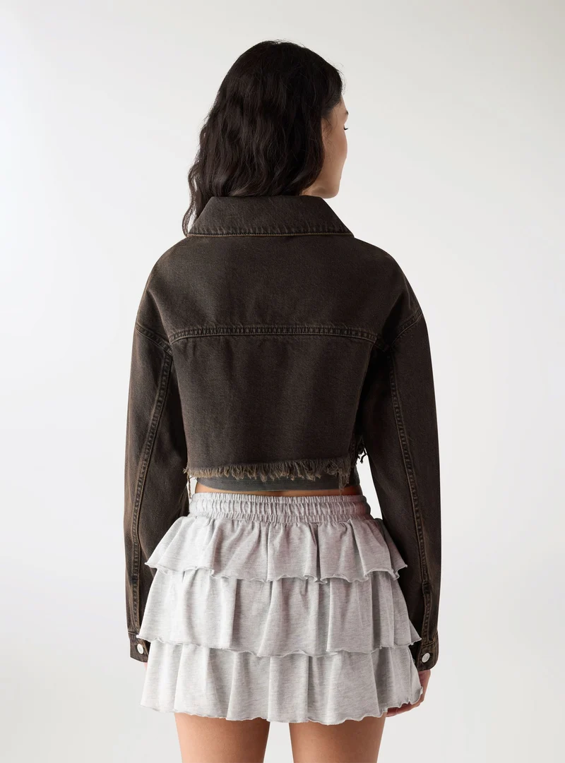 Giubbino denim crop con orlo sfrangiato