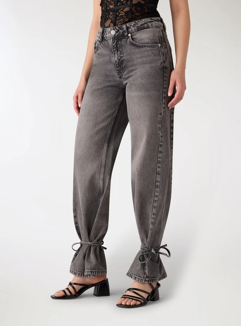 Jeans straight con lacci al fondo