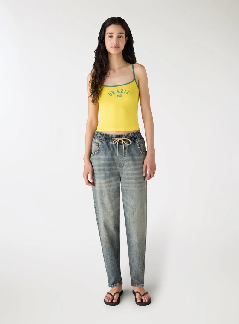 Jeans jogger con vita elasticizzata e coulisse