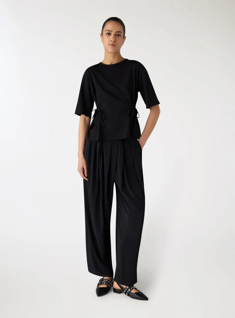 T-shirt con laccetti laterali