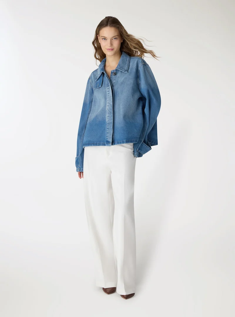 Giacca denim con collo ampio e bottoni nascosti