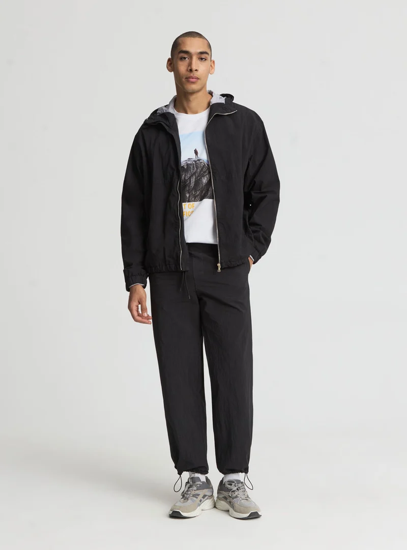 Giubbino con cappuccio e zip vestibilità boxy