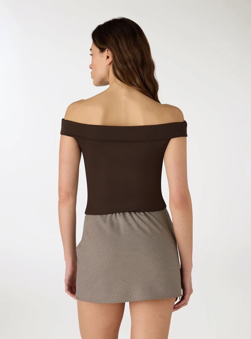 T-shirt crop con spalle scoperte a tinta unita