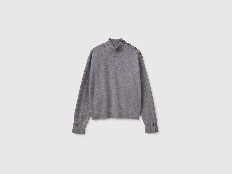 Maglia con bottoni sulla spalla
