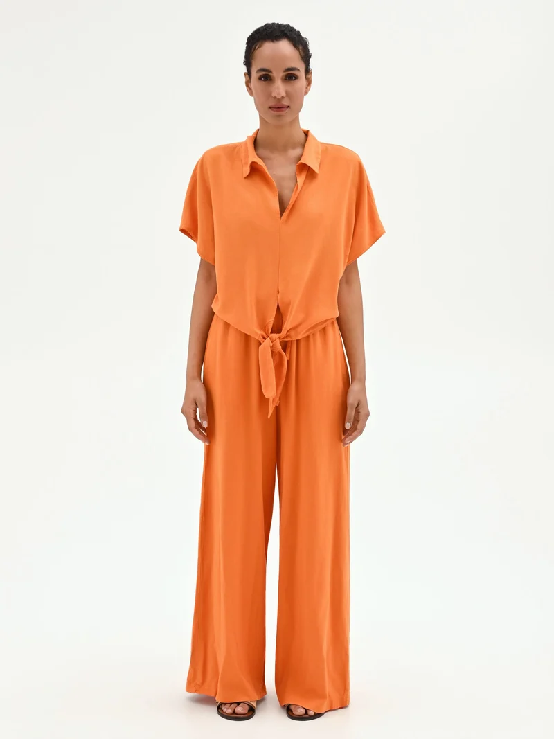 Camicia arancione in lino con nodo