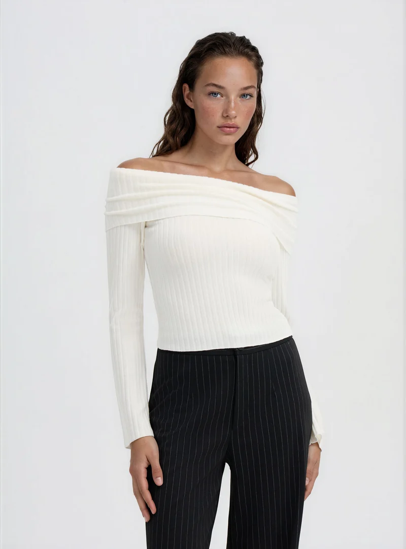 T-shirt a coste con spalle scoperte